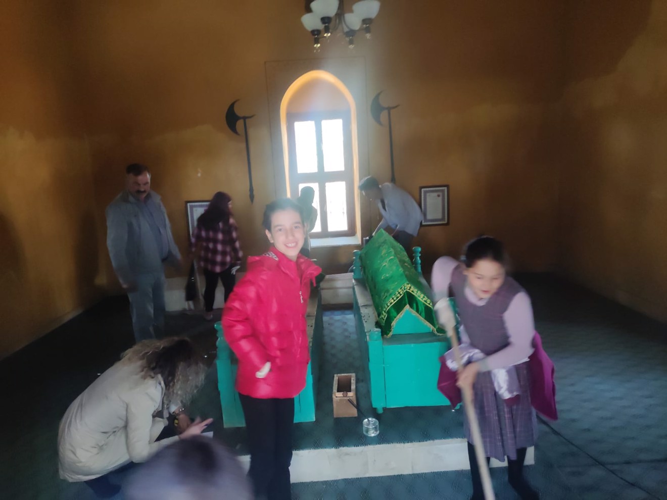 Hacı İbrahim Veli Sultan Türbesi Gençler Tarafından Temizlendi